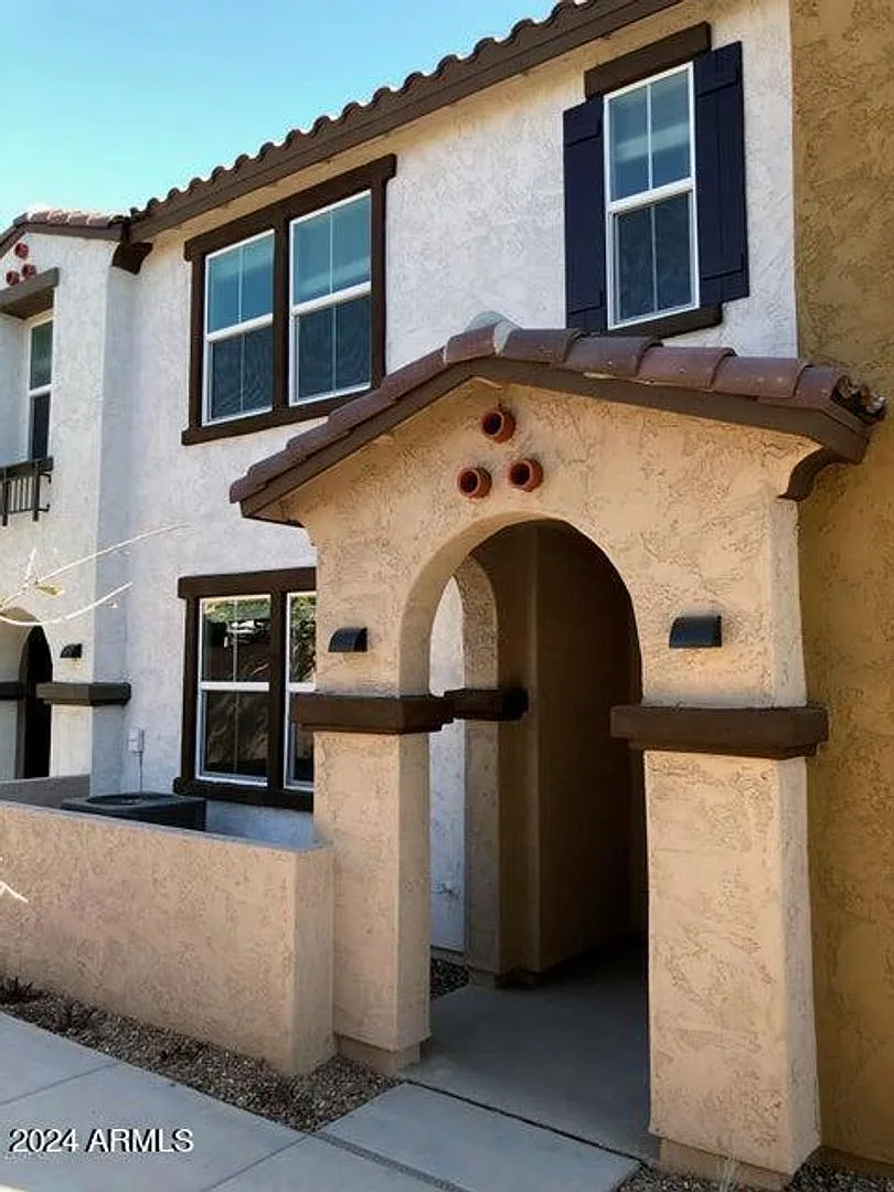 Tempe Townhome 3 bedrooms & 2.5 baths with 2-car garage — Photo 1
