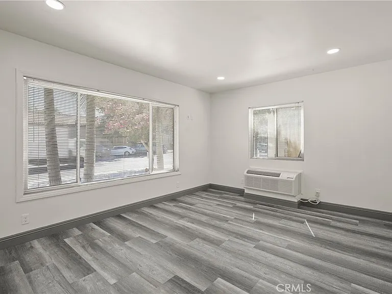 14335 Hamlin St — Photo 10