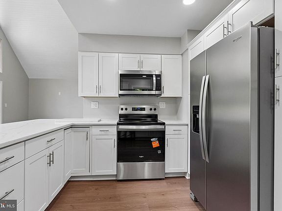 3rd image of 576 Manor Rd