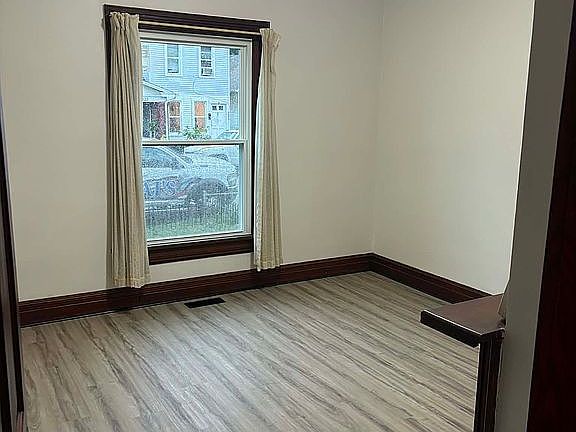 4th image of 426 Hulbert St