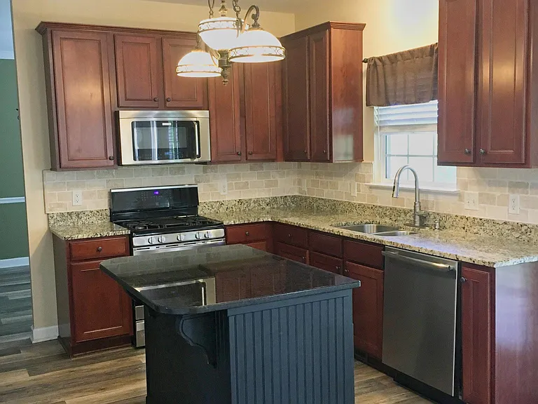 Kitchen w/granite, gas stove, refrigerator, dishwasher
