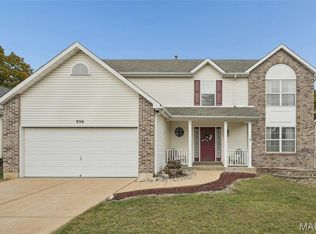 956 Shadow Pine Dr, Fenton, MO 63026