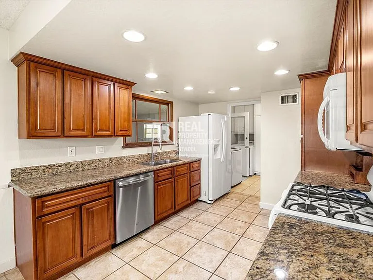 7970 Cambridge Ave — Photo 27