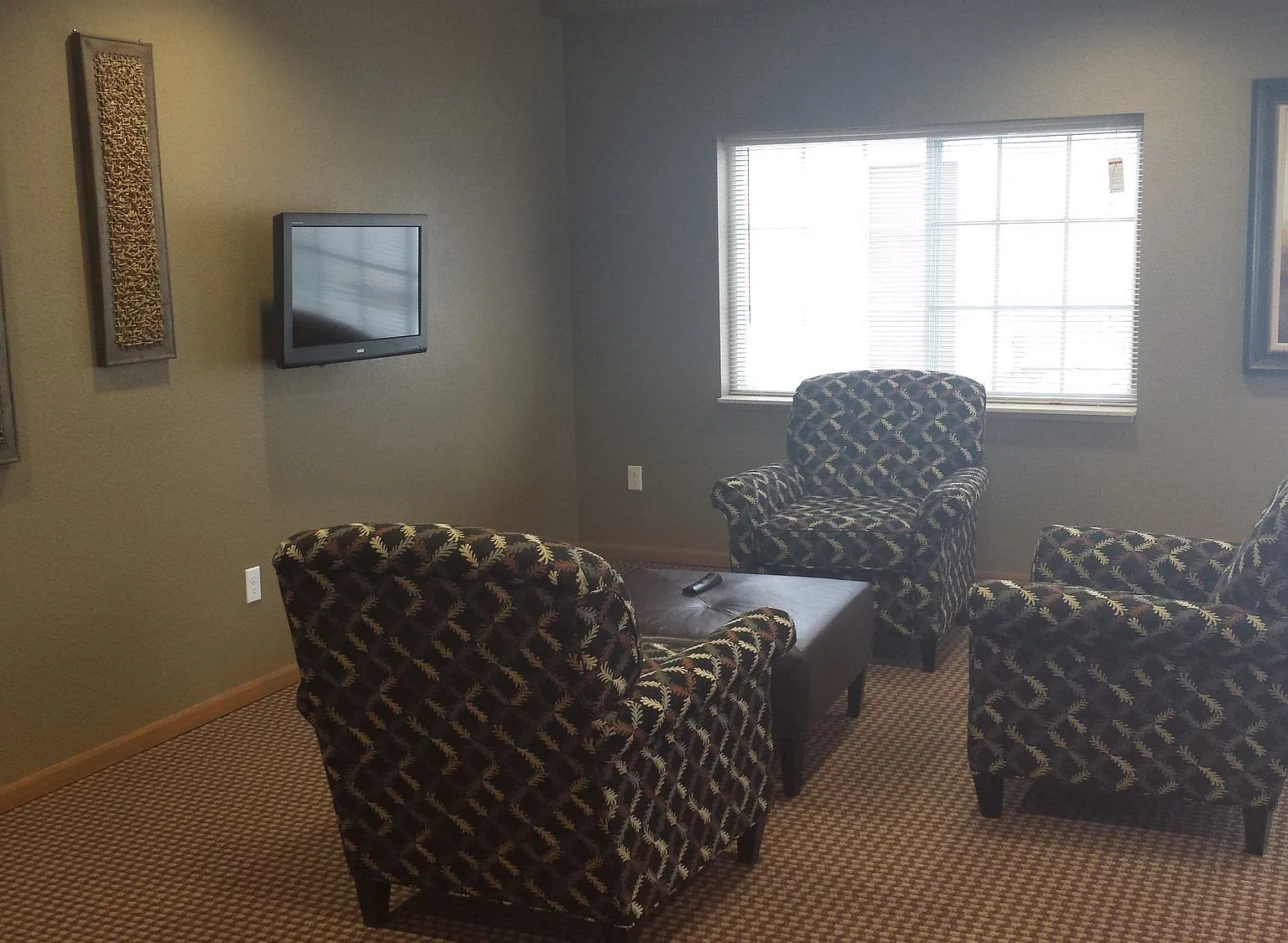 3 bed, 2.5 bath, 1275 sqft, $2,200 — Photo 2