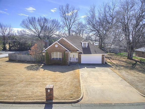 3rd image of 906 Woodbrook Dr