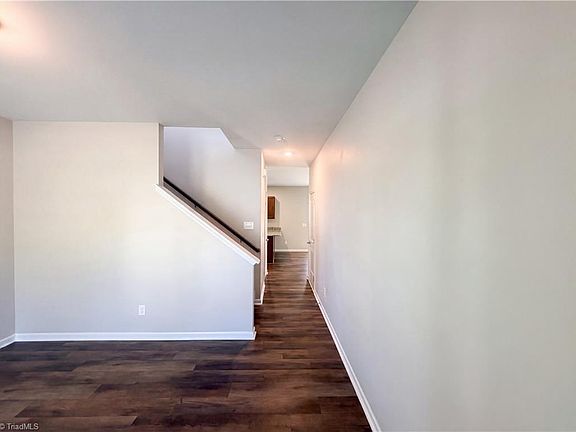4th image of 1925 Glenburn Dr