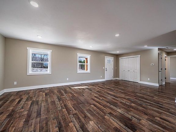 4th image of 586 W Buchanan Rd