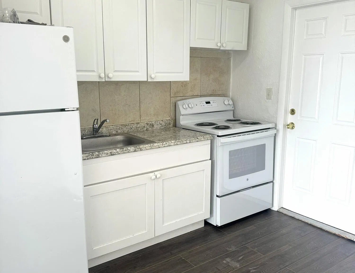 673 SW 7th St — Photo 3