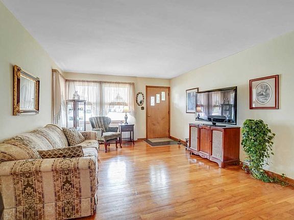 3rd image of 46 Elsmere Ct