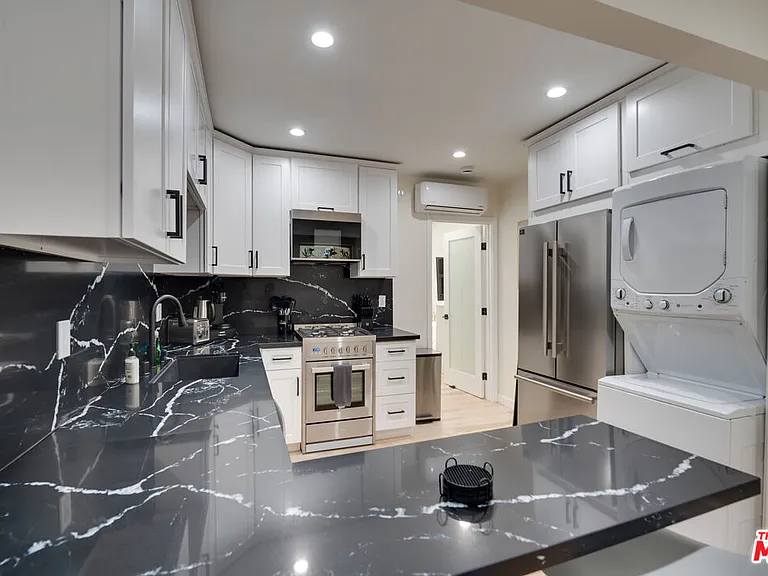 9040 Phyllis Ave #B — Photo 2