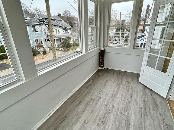 Bonus sunroom/office space