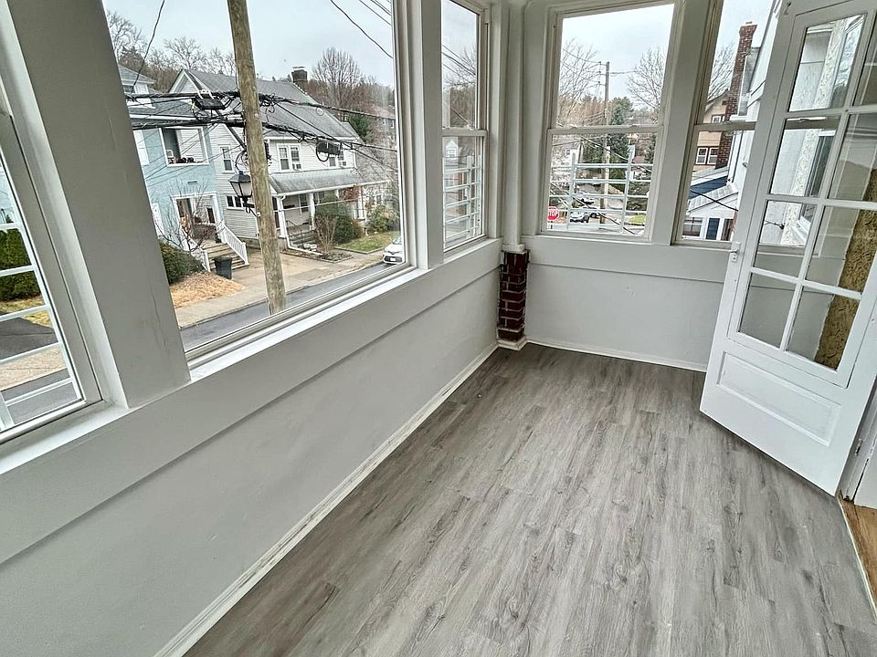 Bonus sunroom/office space