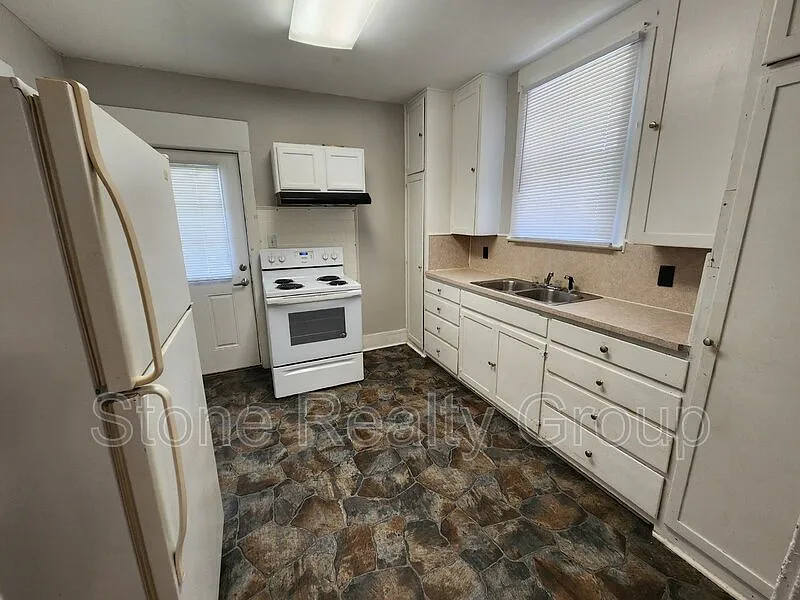 3 bed, 1.5 bath, $850 — Photo 2