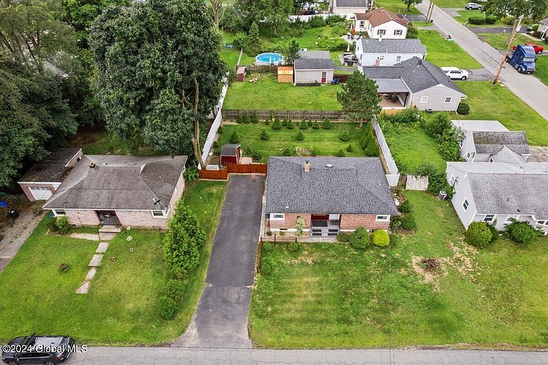 3rd image of 6 Cottonwood Place