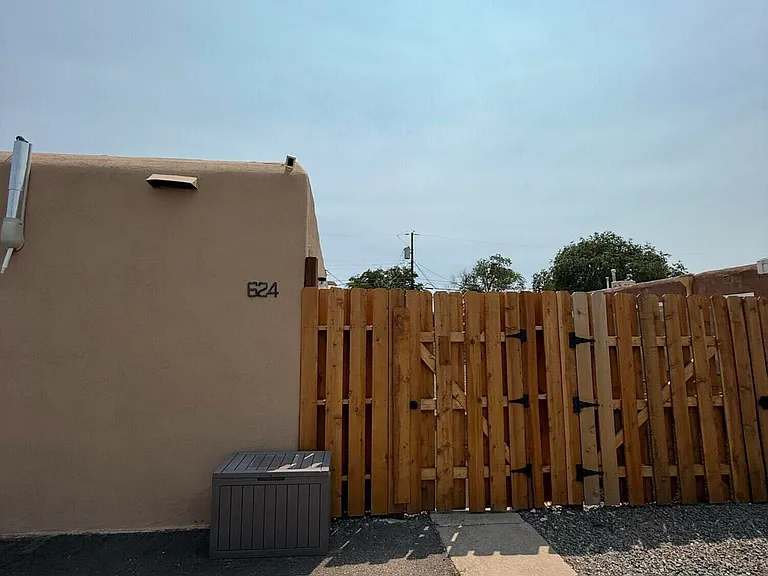 624 Alcazar St SE — Photo 1