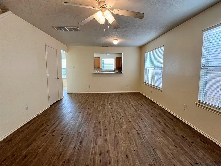 1522 Glasholm Dr — Photo 2