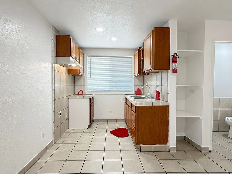 2657 E Monroe St — Photo 3