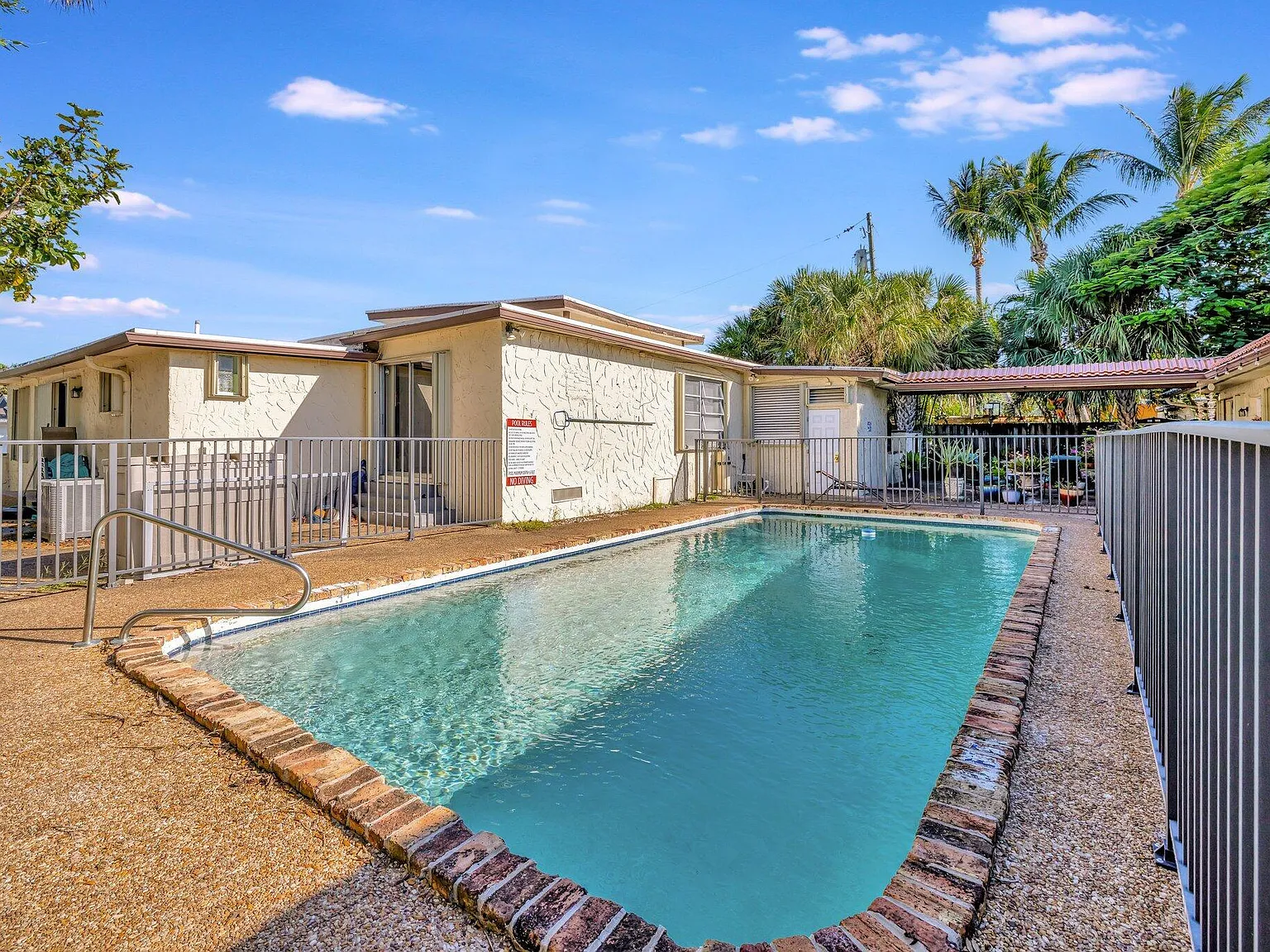 1 bed, 1.0 bath, 977 sqft, $1,650 — Photo 2