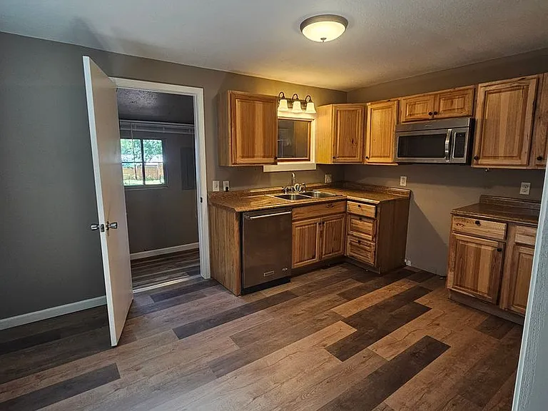 1030 W Scott St — Photo 4
