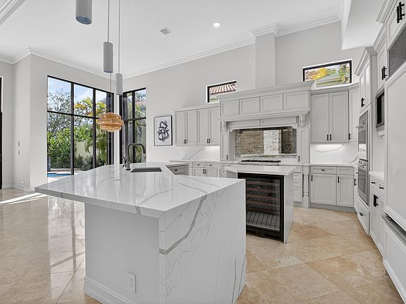 3rd image of 17921 Villa Club Way