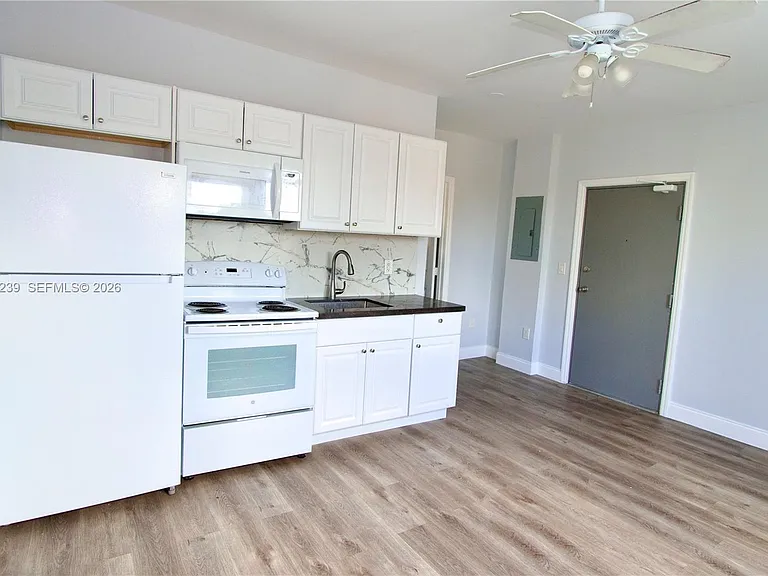 1142 SW 4th St #15 — Photo 6