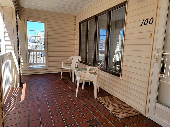 2nd image of 800 E 9th St #100