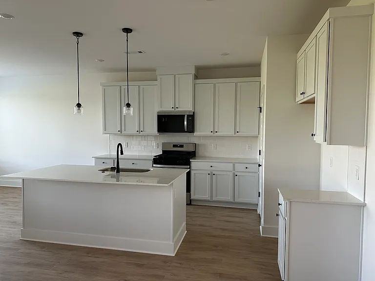 1051 Thornwood Pl — Photo 3