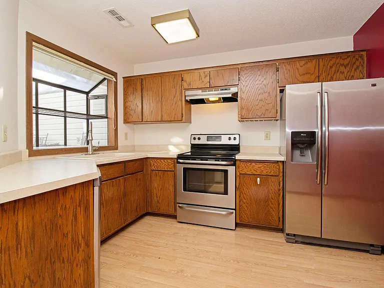 4215 Sylvia Ln S — Photo 3