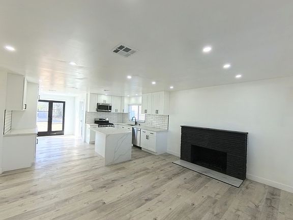 4th image of 9058 Citrus Ave
