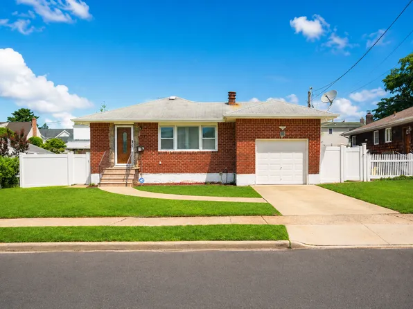 173 15th St, Hicksville, NY 11801