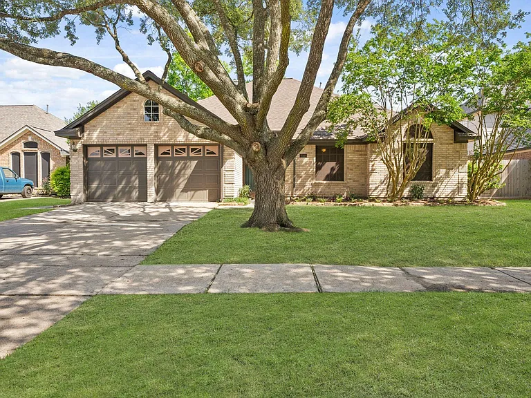 710 Lochnell Dr — Photo 1