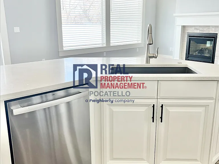 1620 Petersburg Dr — Photo 4