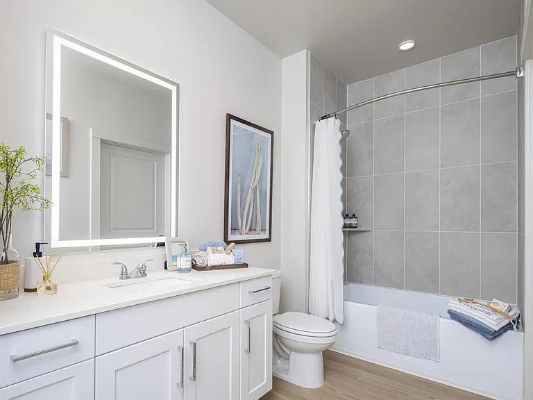 Broadstone Creekside apartments community photo