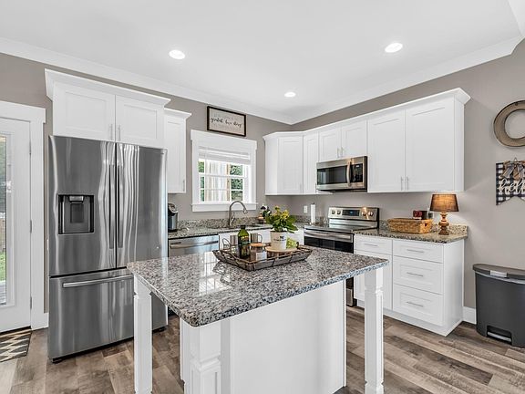 3rd image of 214 Eastview Cove Dr