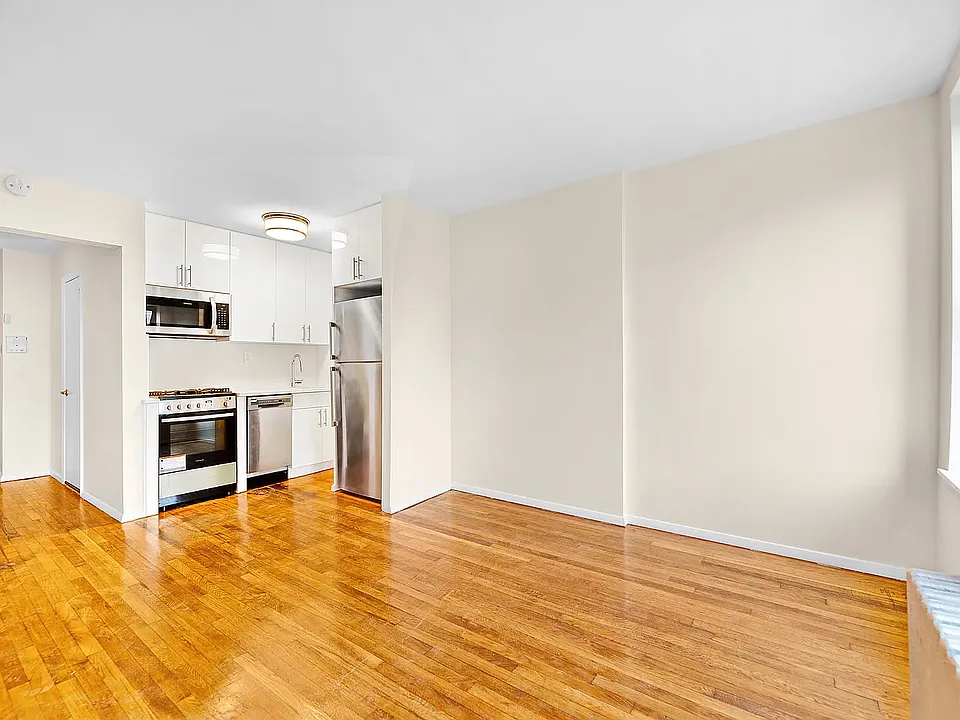426 W 49th St #5B
