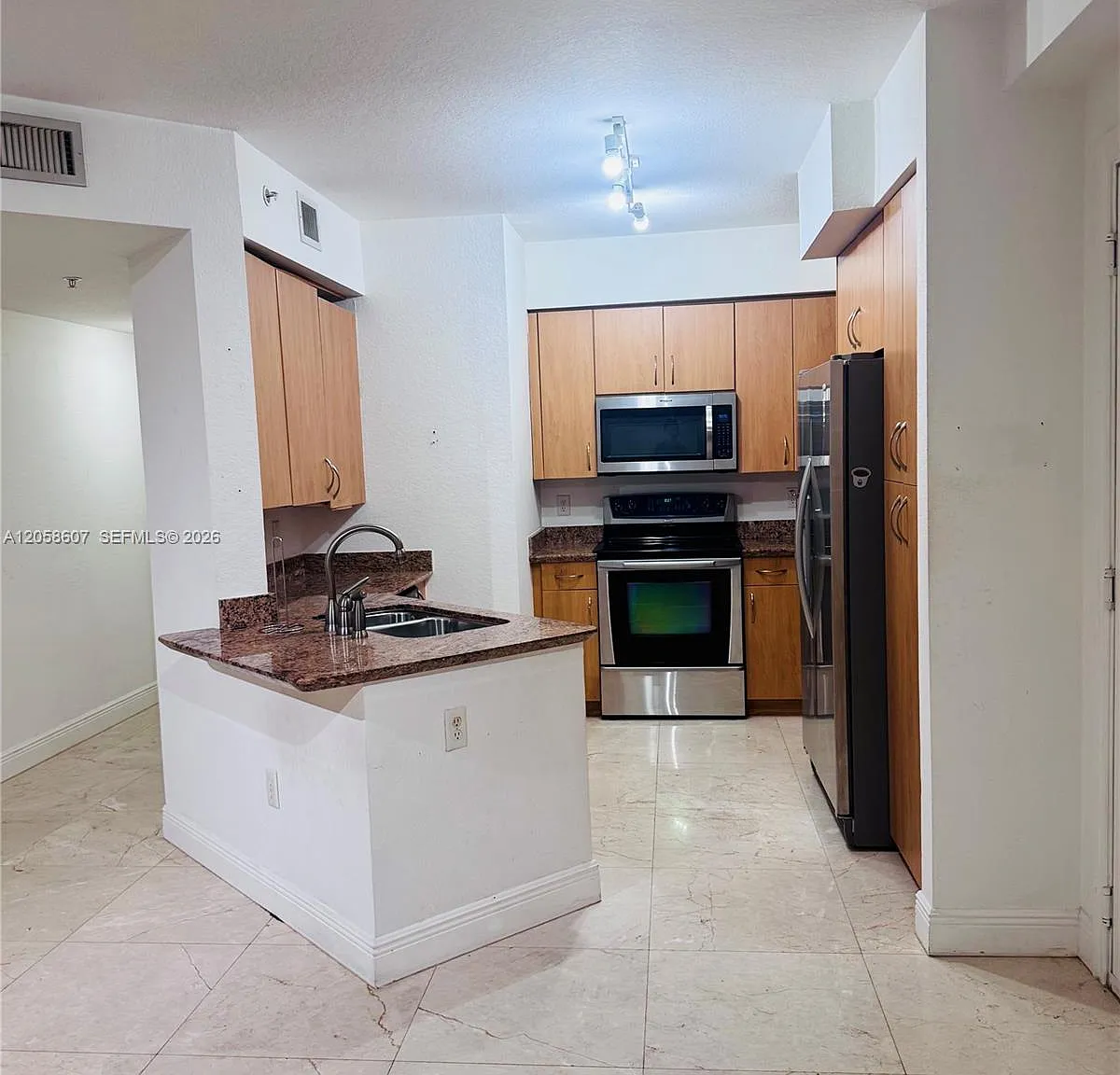 Radius Condo — Photo 2