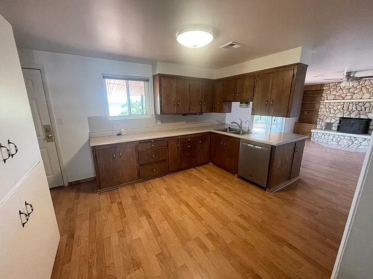 345 W 600 N — Photo 26