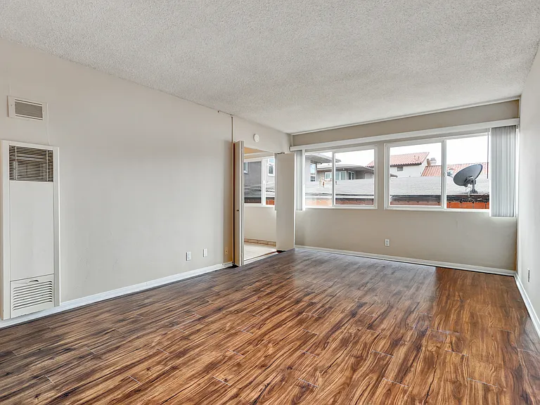 Park Loma Apartments — Photo 13