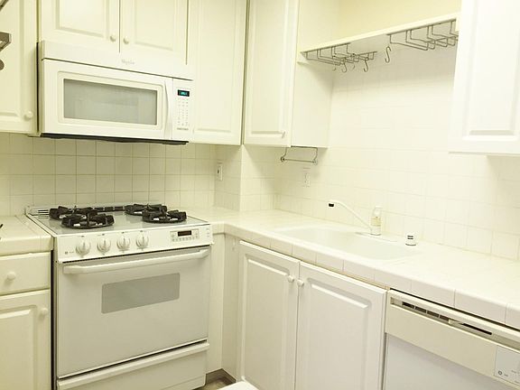 4th image of 346 Dunsmuir Ter Unit 11