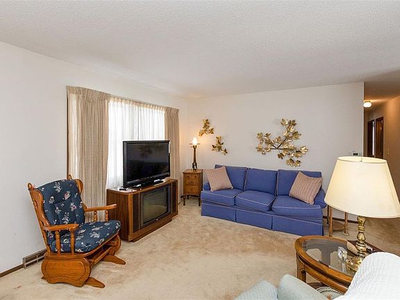5th image of 803 Barkwood Dr NE
