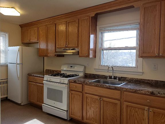 2nd image of 385 Cromwell Ave #2B