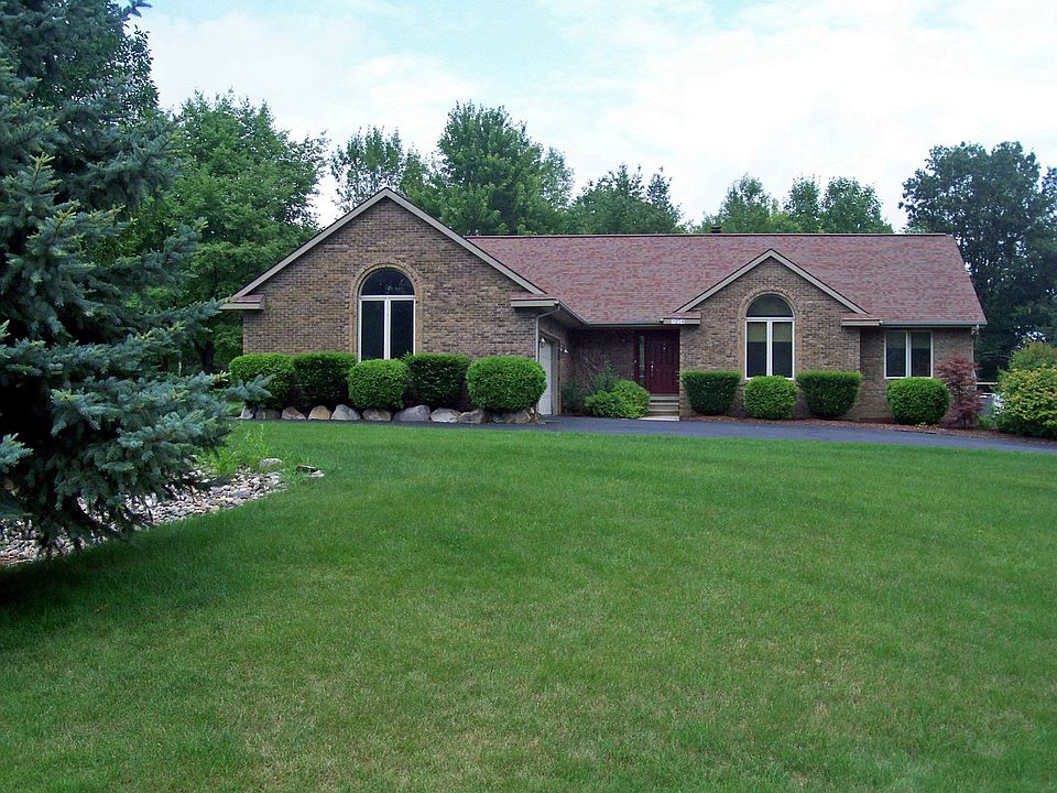 House sets up on a large private lot