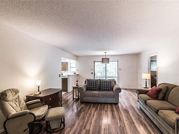 2nd image of 7 Dumfries Ln