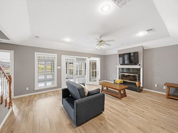 3rd image of 2 Oak Creek Ridge Dr