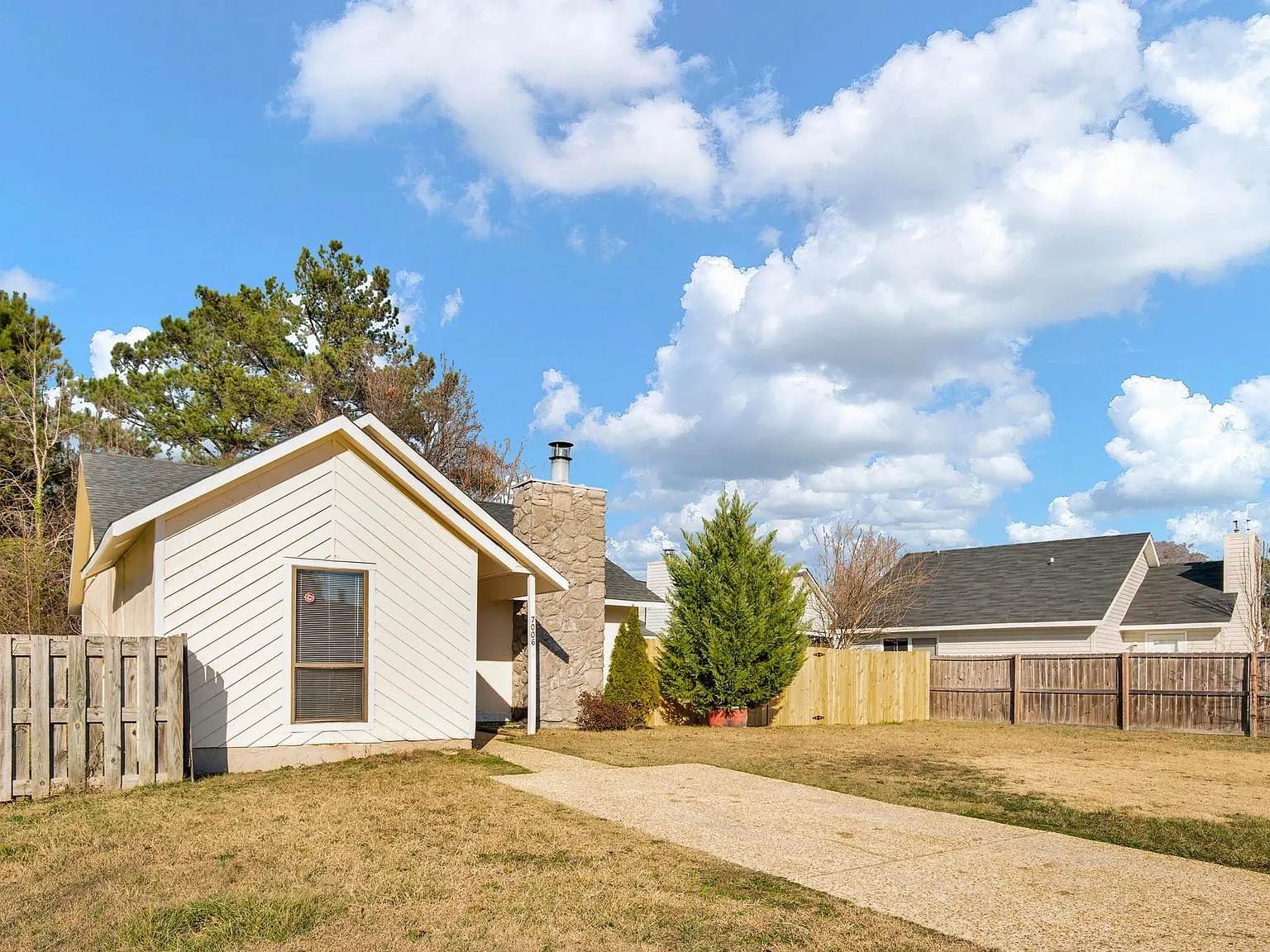 2 bed, 1100 sqft, $1,500 — Photo 3