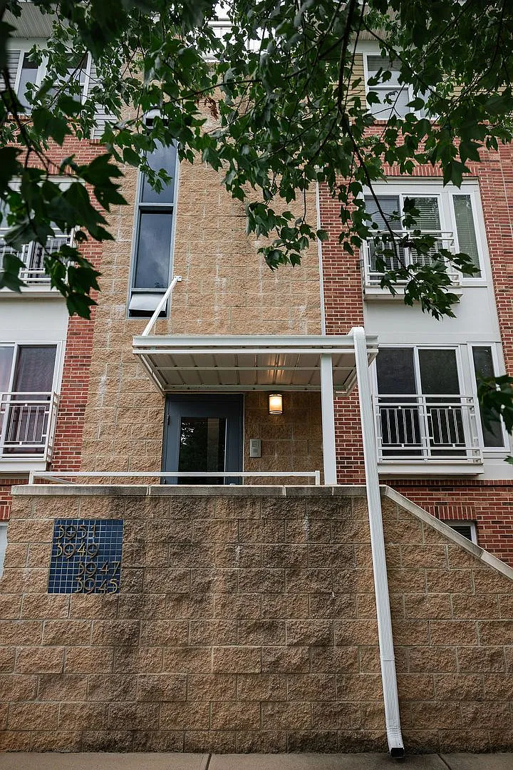 Stylish Condo with Dual Primary Suites and Community Pool — Photo 2
