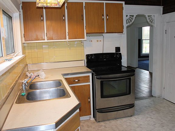 3rd image of 1605 S Burlington Dr