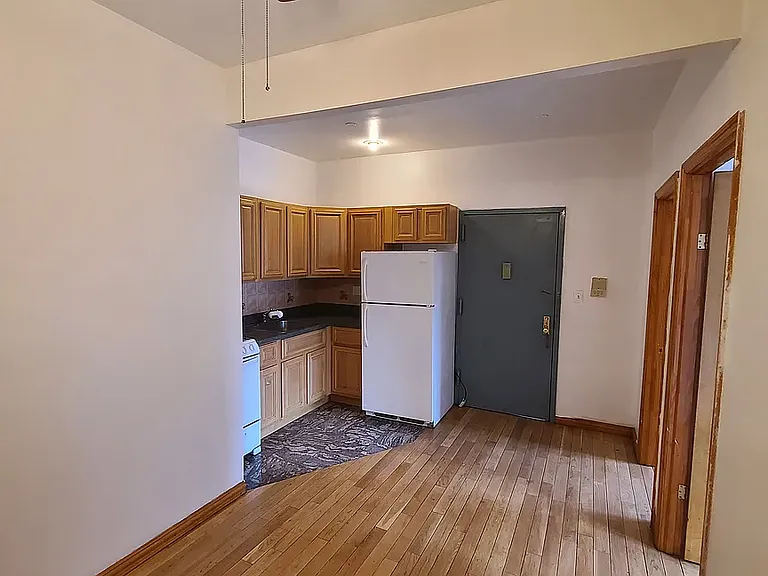 207 Woodpoint Rd #3B — Photo 4