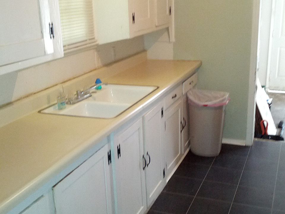 2nd image of 919 N Columbia Pl