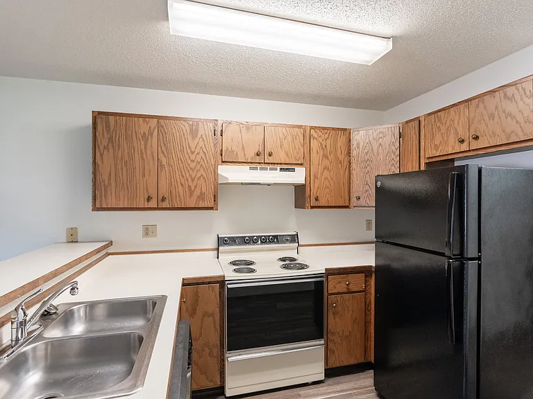 Fargo, ND Rosegate Apartments | 01D | Kitchen